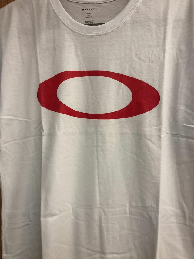 Camiseta Oakley Logo Peito- Branco/Vermelho