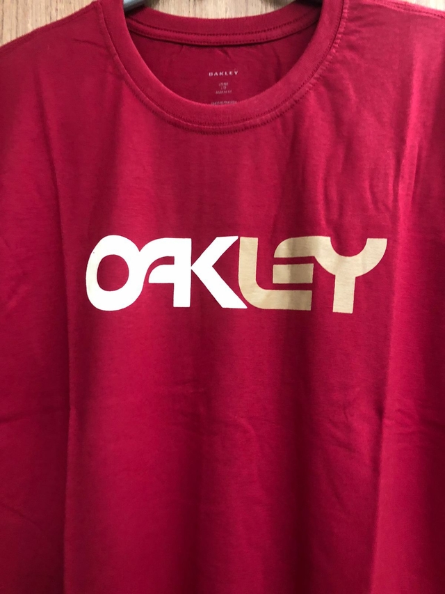 Camiseta Oakley Manifesto Masculina - Vermelho em Promoção na Americanas