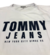 CAMISETA TOMMY HILFIGER LETREIRO PRETO - BRANCA na internet