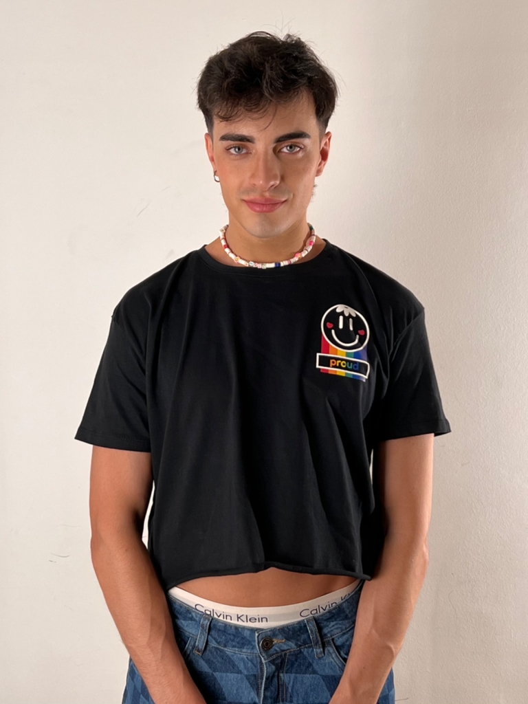 Remera crop smile with pride negra