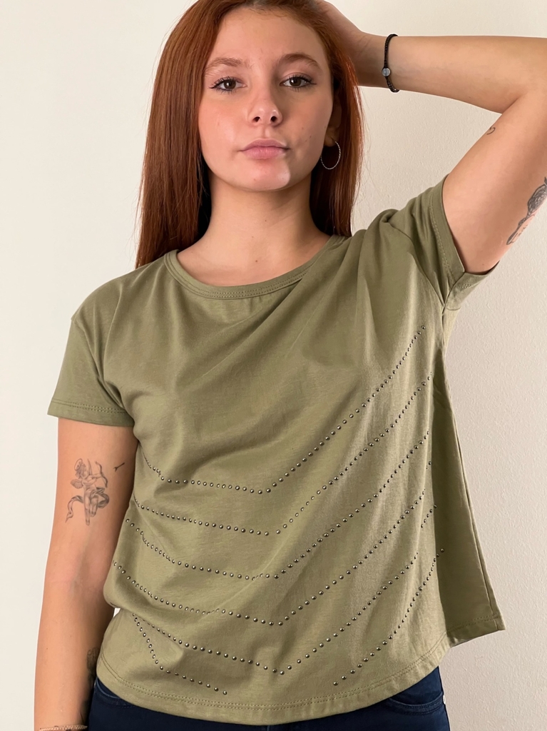 Remera con tachas en V verde Comprar en Puebla