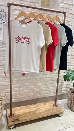 REMERA MANHATTAN- ALGODÓN BORDADO (5 COLORES / TALLE M Y L) - comprar online