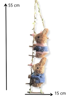 Imagem do Casal de Coelhos Subindo Escada - 55cm