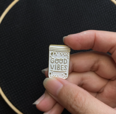 Needle Minder Potinho de Good Vibes - Ímã para Agulhas - Bordado Studio