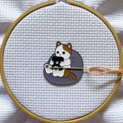 Needle Minder Gatinho no iPad - Ímã para Agulhas na internet