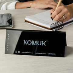 Almanaque 20x8 cm - acrilico negro con logo - Komuk Argentina