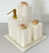 Kit de banheiro 4 peças + bandeja 24x24 em resina nude pérola com puxador em pedra citrino com dourado