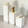 Kit de banheiro 3 peças em resina branco com puxador em pedra quartzo com dourado