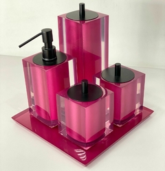 Kit de banheiro 4 peças + Bandeja 24x24 em resina Cristal Magenta com preto fosco