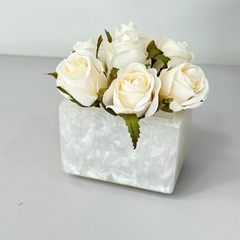 Vasinho retangular em resina madreperola com rosas brancas
