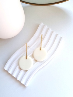 Brinco Esfera - resina off white banho ouro - comprar online