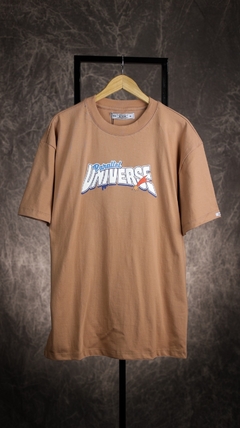 Remera Universe Camel en internet