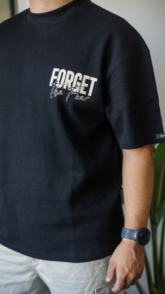 Remera Forget Negro en internet