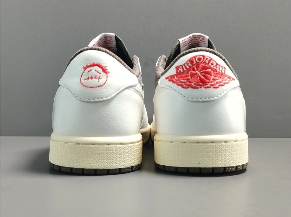 T NIS NIKE AIR JORDAN 1 LOW REVERSE MOCHA X TRAVIS SCOTT