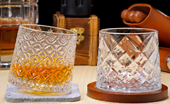Vaso de Whisky 360 con base de madera - Diamante - comprar online