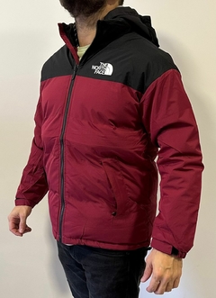 CAMPERA THE NORTH FACE NEGRA Y BORDO en internet