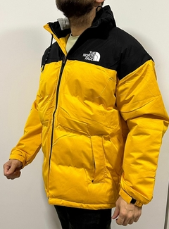 CAMPERA THE NORTH FACE NEGRA Y AMARILLO en internet