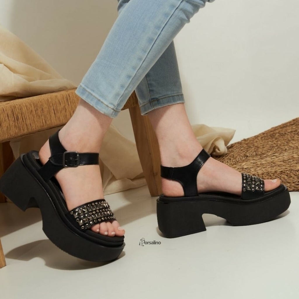 Sandalias con online plataforma y tachas