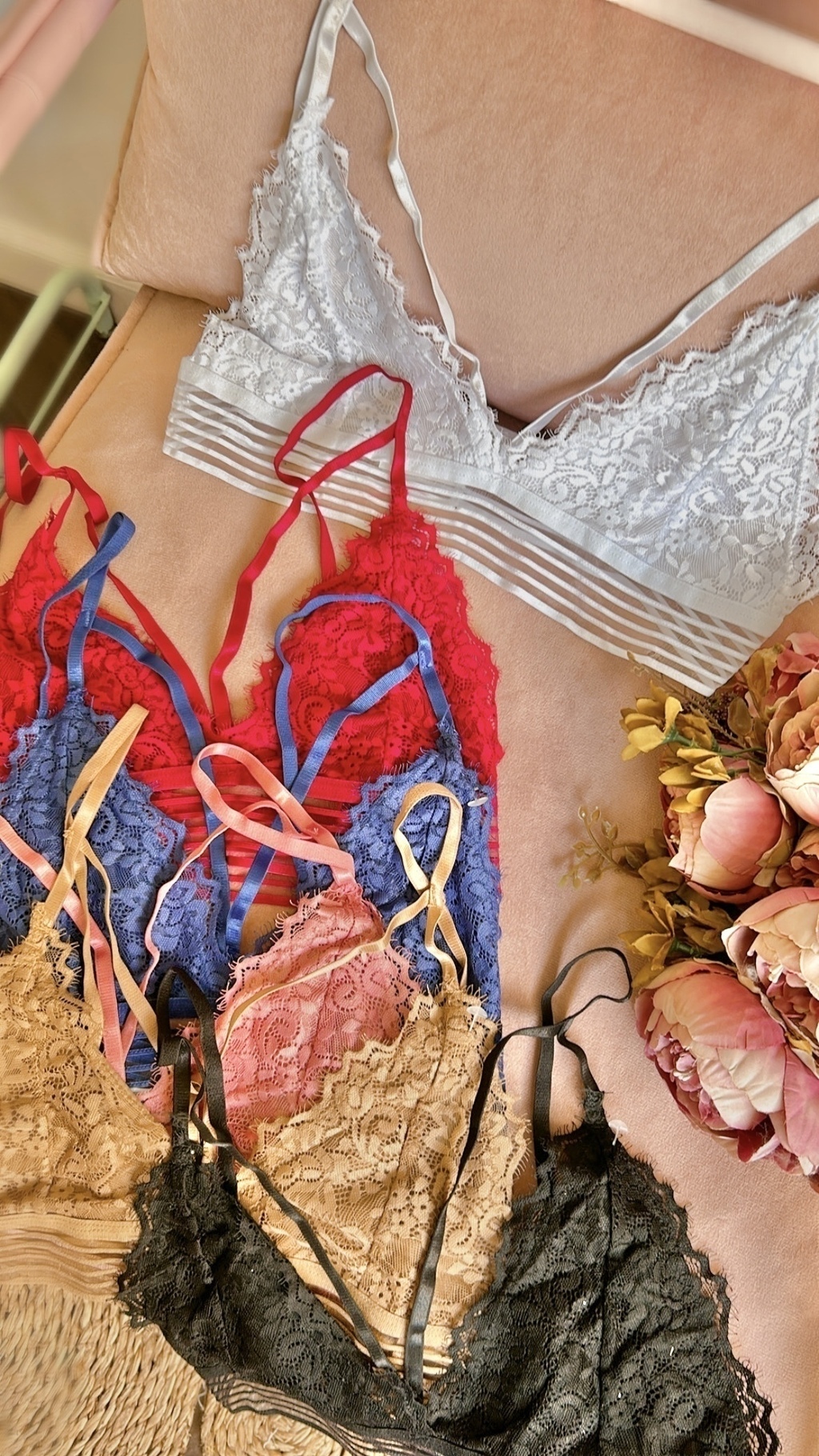 Conjunto Bralette Puntilla Tiras cruzadas 3 Piezas