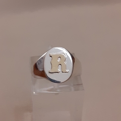 Anillo con letra r sale