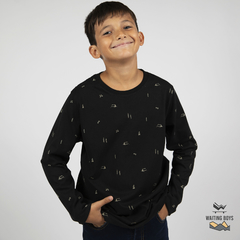 REMERA M/L ESTAMPA FULL PRINT NEGRA- 577N