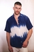 Camisa azul con efecto tie-dye en internet