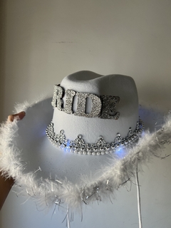 Cowboy led bride en internet