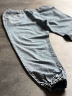 Jogger de jean Robert rígido JINS - comprar online