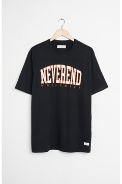 Remera NEVEREND letras naranjas - BTK