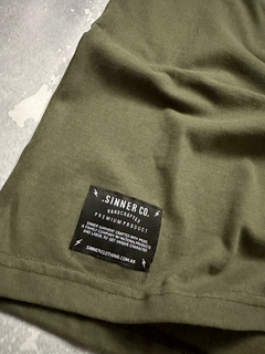 remera OVERSIZE "tupac" verde militar - SINNER CLOTHING