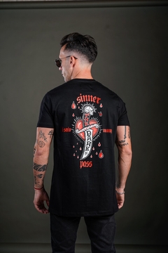 remera 'Dark' negra