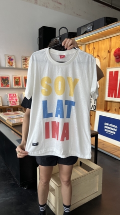 SOY LATINA . (camiseta) - comprar online