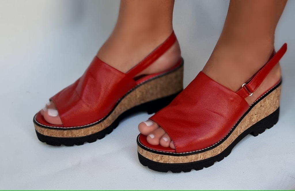 Sandalia de hotsell couro fechada feminina