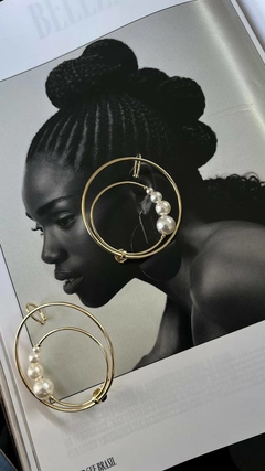 BRINCO EARCUFF CIRCULOS COM PEROLAS DOURADO - comprar online