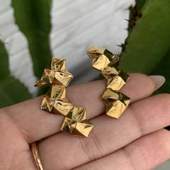 BRINCO EARCUFF 3 CORAÇÕES DOBRADURA DOURADO - Carlota Acessórios