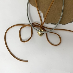 COLAR CHOKER COURINO E JEANS PINGENTE CORAÇÃO DOURADO na internet