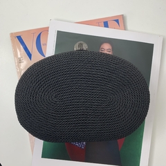 BOLSA CLUTCH OVAL CORDÃO PRETA