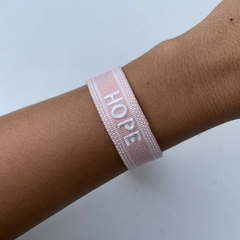 PULSEIRA TECIDO BORDADA HOPE ROSA CLARO na internet