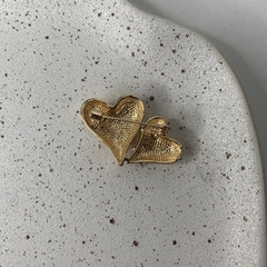 BROCHE CORAÇÃO DOURADO COM PEDRA - comprar online