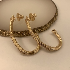 BRINCO ARGOLA OVAL FIO TORCIDO DETALHE EM ZIRCÔNIA DOURADO - Carlota Acessórios