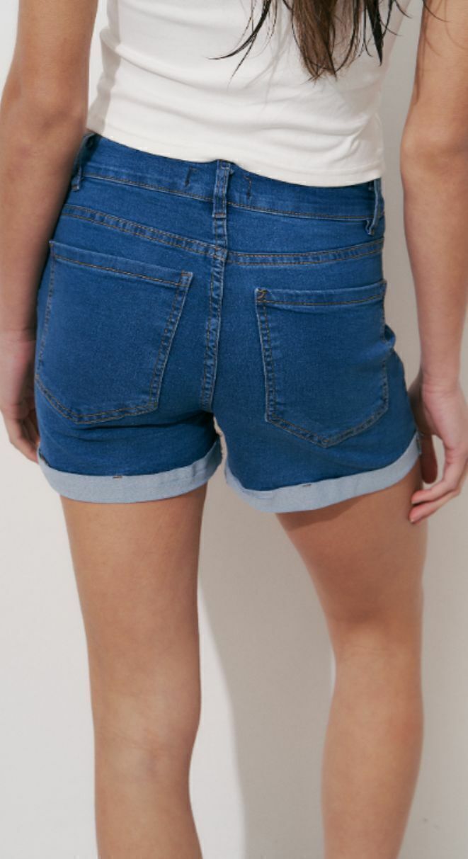 SHORT AVRIL DE JEAN ELASTIZADO AZUL RUEDO ROLL UP
