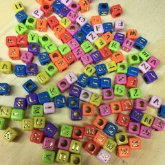 Miçangas de Letras Cubo Colorido/Dourado 100 unidades