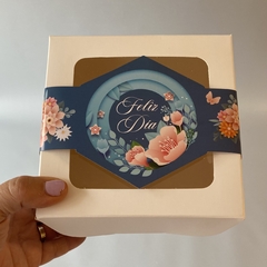 MINI PACK x 6 u DELY 14 V con visor (14x14x10 cm) con VISOR y faja Ilustrada "FELIZ DIA - Flowers" - wincopack