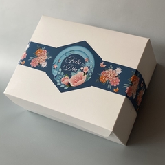 MINI PACK x 6 u DELY 17 sin visor (17x22x10 cm) con faja Ilustrada "Feliz Día - Flowers"