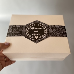 MINI PACK x 6 u DELY 17 sin visor (17x22x10 cm) con faja Ilustrada "Horneado con Amor - black" - comprar online