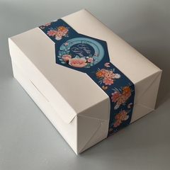 MINI PACK x 6 u DELY 17 sin visor (17x22x10 cm) con faja Ilustrada "Feliz Día - Flowers" - tienda online