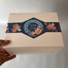 MINI PACK x 6 u DELY 17 sin visor (17x22x10 cm) con faja Ilustrada "Feliz Día - Flowers" - comprar online