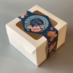 Imagen de MINI PACK x 6 u DELY 14 V con visor (14x14x10 cm) con VISOR y faja Ilustrada "FELIZ DIA - Flowers"
