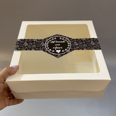 MINI PACK x 6 u DELY 22 V con visor (22x22x10 cm) con Faja Ilustrada "HORNEADO CON AMOR - black" - wincopack