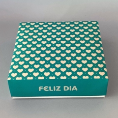 Pack x 12 u FELIZ 05 - CHEESECAKE FELIZ DIA - CORAZONES ACQUA (25x25x 7.5 cm) CAJA SORPRESA / TAMAÑO TARTAS - PETIT FOURS - wincopack